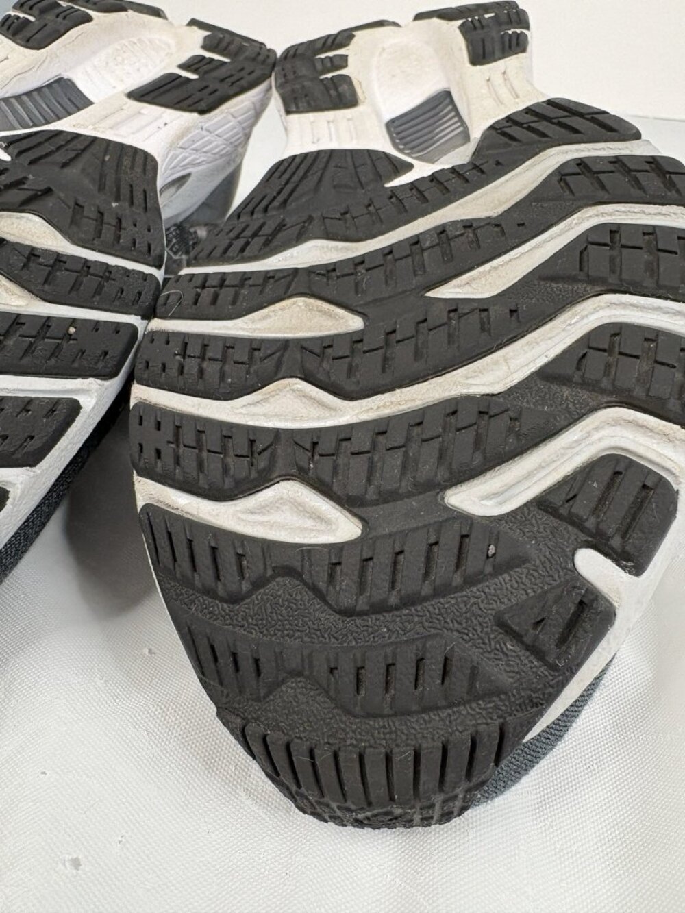 ASICS Gel Kayano 28 Men’s 10.5 Running Shoes Black Grey White Sneakers - Picture 14 of 16